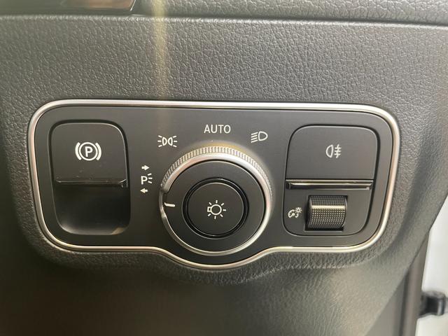 GLAクラス GLA200d 4マチック AMGラインパッケージ 黒革メモリー付パワーシート/シートヒーター/ナビTV/Bluetooth/USB/360°カメラ/ETC/オートトランク/ワイヤレス充電/LEDライト/ACC/ブラスポ/ルーフレール/保証継承(52枚目)