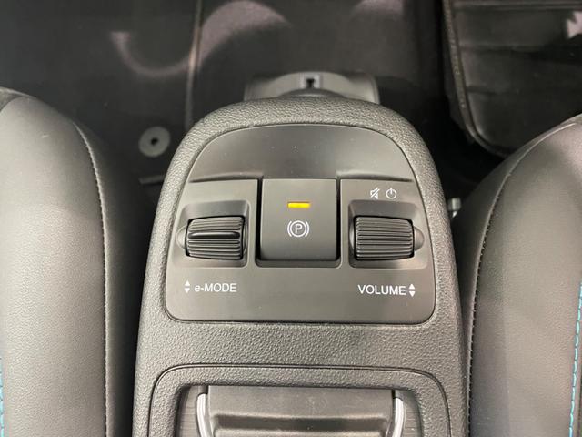 アバルト５００ｅ ツーリズモ　ハッチバック　ディーラー試乗使用車　Ａｐｐｌｅ　Ｃａｒｐｌａｙ／Ａｎｄｒｏｉｄ　Ａｕｔｏ対応　ＥＴＣ車載器　純正ナビ　マフラー音サウンドジェネレーター（31枚目）