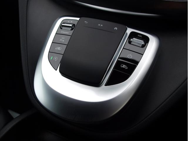 Ｖクラス Ｖ２２０　ｄ　エクスクルーシブ　ロング　プラチナスイート　Ｂｌｕｅｔｏｏｔｈ接続　ＥＴＣ　ＬＥＤヘッドライト　ＴＶ　アイドリングストップ　クルーズコントロール　コネクテッド機能　サイドカメラ　サンルーフ・ガラスルーフ　シートエアコン　シートヒーター（27枚目）