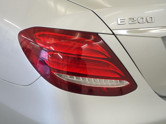 Ｅクラス Ｅ２００　アバンギャルド　スポーツ　レザーパッケージ　Ｂｌｕｅｔｏｏｔｈ接続　ＥＴＣ　ＬＥＤヘッドライト　ＴＶ　アイドリングストップ　クルーズコントロール　サイドカメラ　サンルーフ・ガラスルーフ　シートヒーター　トランクスルー　ナビ（31枚目）