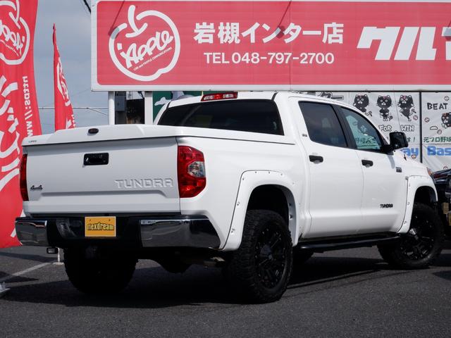 タンドラ クルーマックス　ＳＲ５　４ＷＤ　ベンチシート＆コラムシフト　ブラックレザー内装　リフトアップ　ボディ同色オーバーフェンダー　ＬＥＥＲハードトノカバー　ベッドライナー　カロッツェリアナビ　バックカメラ　ＥＴＣ（4枚目）