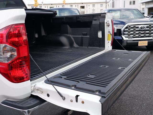 タンドラ クルーマックス　ＳＲ５　４ＷＤ　ベンチシート＆コラムシフト　ブラックレザー内装　リフトアップ　ボディ同色オーバーフェンダー　ＬＥＥＲハードトノカバー　ベッドライナー　カロッツェリアナビ　バックカメラ　ＥＴＣ（27枚目）