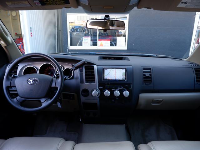 タンドラ クルーマックス V8 5,7L 新車並行 実走行 ベンチシート&コラムシフト レザー内装カスタム シャッター式トノカバー 荷台LINE-X サイドステップ フロント、サイド、バックカメラ 社外AW BFグッドリッジ(3枚目)