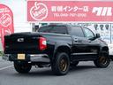 タンドラ クルーマックス　４ＷＤ　ＳＲ５　新車並行　リフトＵＰ　ＡＭＰ電動サイドステップ　ブッシュワーカーオーバーフェンダー同色ペイント　ＦＵＥＬオフロード２０インチＡＷ　荷台ＢＥＤＲＵＧ　ＬＥＥＲ７００ハードトノカバー　買取直販車（4枚目）