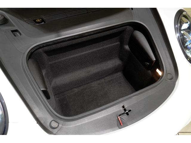 ９１１ ９１１カレラＴ　マトリクスＬＥＤヘッドライト（ＰＤＬＳ＋）　カレラＴインテリアＰＫＧレッドステッチ　レーンチェンジアシスト　ティンテッドテールレンズ　パワステプラス　スポーツエグゾースト　２０インチカレラＳホイール（13枚目）