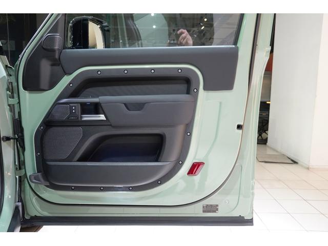 ディフェンダー 90X-ダイナミックHSE P300 75th Limited Edition(限定75台) ファブリックルーフ(格納式) 14way電動シート(ヒーター&クーラー付き) コールドクライメートパック 急速クーラーボックス(21枚目)