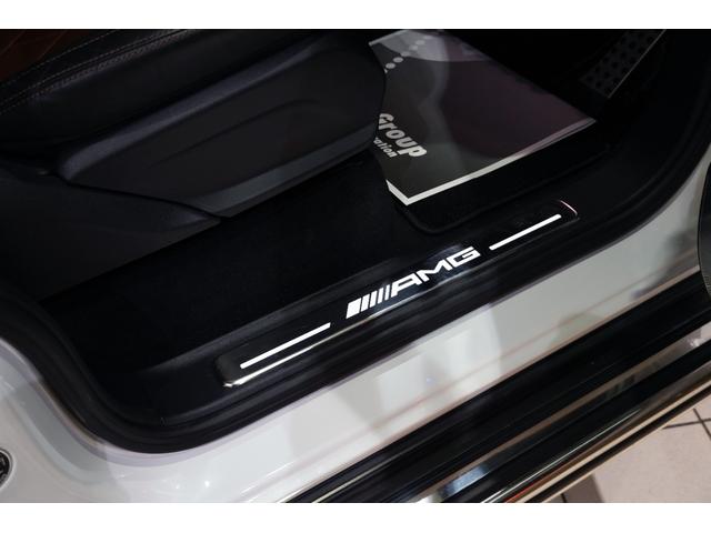 Gクラス G63 マヌファクトゥーアプログラム+ ナイトパッケージ 21インチマットブラック鍛造AW ブラック×ブラウン2トーンレザー カーボンインテリアトリム(25枚目)