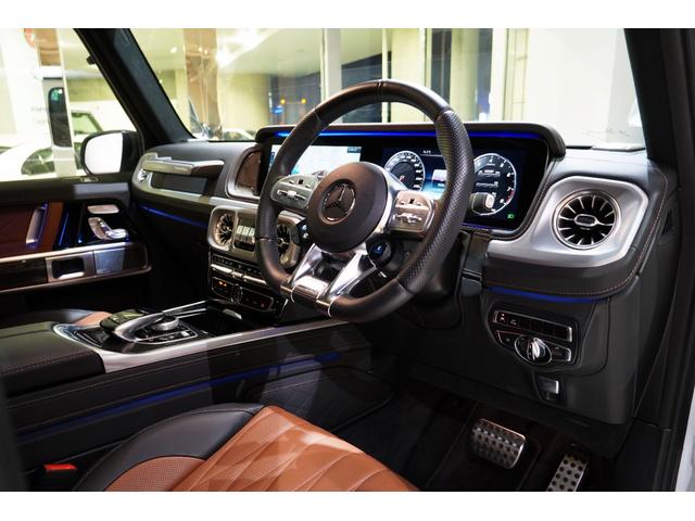 Gクラス G63 マヌファクトゥーアプログラム+ ナイトパッケージ 21インチマットブラック鍛造AW ブラック×ブラウン2トーンレザー カーボンインテリアトリム(26枚目)
