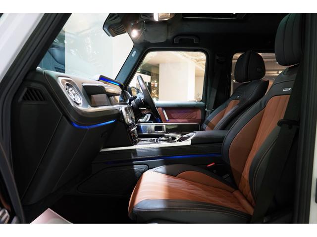 Gクラス G63 マヌファクトゥーアプログラム+ ナイトパッケージ 21インチマットブラック鍛造AW ブラック×ブラウン2トーンレザー カーボンインテリアトリム(32枚目)