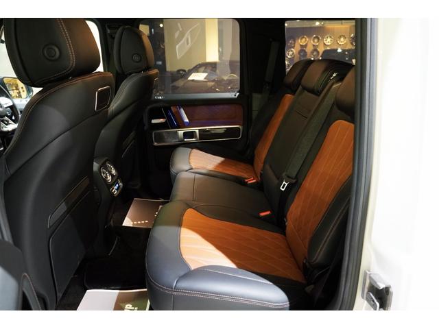 Gクラス G63 マヌファクトゥーアプログラム+ ナイトパッケージ 21インチマットブラック鍛造AW ブラック×ブラウン2トーンレザー カーボンインテリアトリム(36枚目)