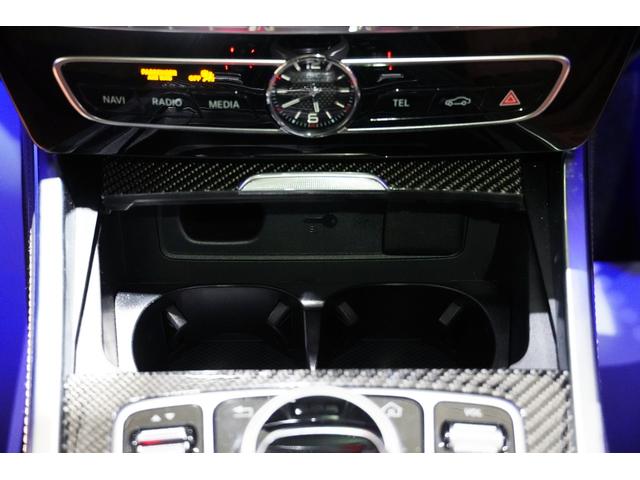 Gクラス G63 マヌファクトゥーアプログラム+ ナイトパッケージ 21インチマットブラック鍛造AW ブラック×ブラウン2トーンレザー カーボンインテリアトリム(49枚目)