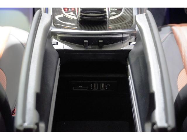 Gクラス G63 マヌファクトゥーアプログラム+ ナイトパッケージ 21インチマットブラック鍛造AW ブラック×ブラウン2トーンレザー カーボンインテリアトリム(52枚目)