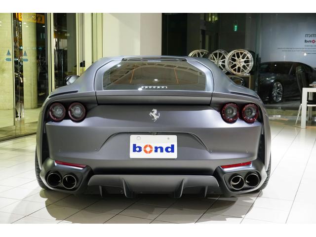 ８１２スーパーファスト ベースグレード　カーボンドライバーゾーン＋ＬＥＤステアリング　カーボンセンターブリッジ　ダッシュインサートカーボン　　Ｆリフター　パッセンジャーディスプレイ　ＡＬ１３鍛造ＡＷ　ＮＯＶＩＴＥＣスポーツスプリング（3枚目）