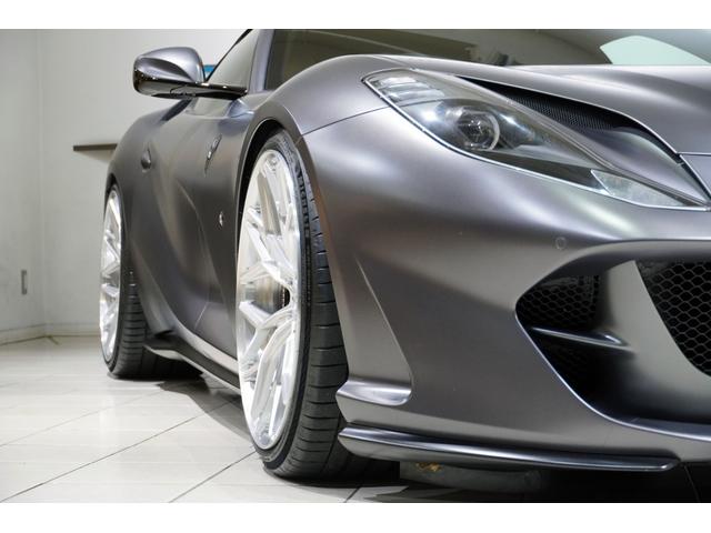 ８１２スーパーファスト ベースグレード　カーボンドライバーゾーン＋ＬＥＤステアリング　カーボンセンターブリッジ　ダッシュインサートカーボン　　Ｆリフター　パッセンジャーディスプレイ　ＡＬ１３鍛造ＡＷ　ＮＯＶＩＴＥＣスポーツスプリング（8枚目）