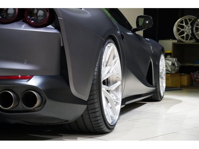 ８１２スーパーファスト ベースグレード　カーボンドライバーゾーン＋ＬＥＤステアリング　カーボンセンターブリッジ　ダッシュインサートカーボン　　Ｆリフター　パッセンジャーディスプレイ　ＡＬ１３鍛造ＡＷ　ＮＯＶＩＴＥＣスポーツスプリング（9枚目）