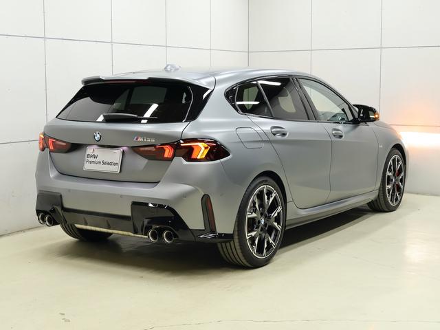 1シリーズ M135 xDrive ・フローズンピュアグレーメタリック・アダプティブMサスペンション・プライバシーガラス・オートマティックトランクリッドオペレーション・スポーツATギアシフトパドル付・ヘッドアップディスプレイ(3枚目)
