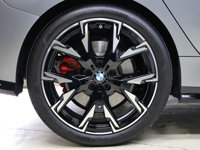 1シリーズ M135 xDrive ・フローズンピュアグレーメタリック・アダプティブMサスペンション・プライバシーガラス・オートマティックトランクリッドオペレーション・スポーツATギアシフトパドル付・ヘッドアップディスプレイ(4枚目)