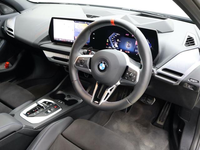 1シリーズ M135 xDrive ・フローズンピュアグレーメタリック・アダプティブMサスペンション・プライバシーガラス・オートマティックトランクリッドオペレーション・スポーツATギアシフトパドル付・ヘッドアップディスプレイ(5枚目)