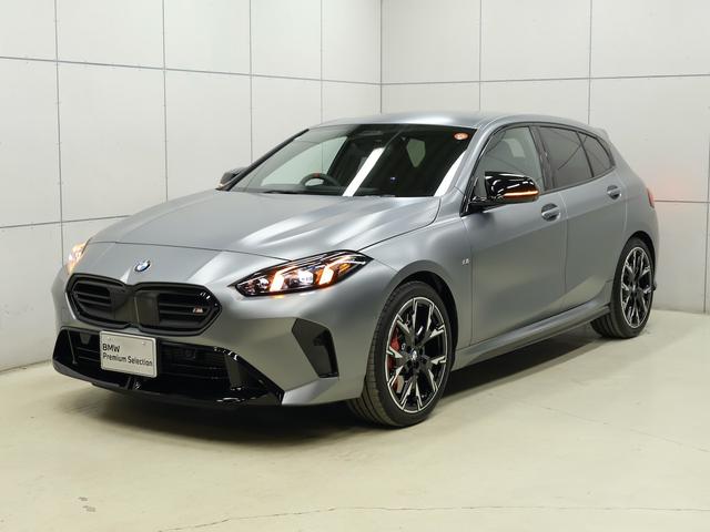 1シリーズ M135 xDrive ・フローズンピュアグレーメタリック・アダプティブMサスペンション・プライバシーガラス・オートマティックトランクリッドオペレーション・スポーツATギアシフトパドル付・ヘッドアップディスプレイ(6枚目)