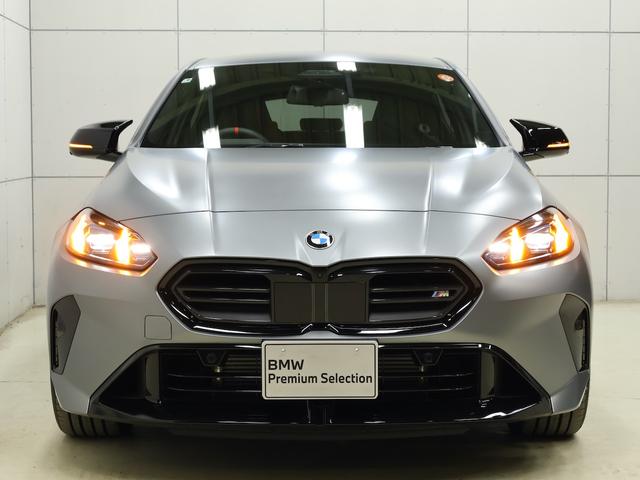 1シリーズ M135 xDrive ・フローズンピュアグレーメタリック・アダプティブMサスペンション・プライバシーガラス・オートマティックトランクリッドオペレーション・スポーツATギアシフトパドル付・ヘッドアップディスプレイ(7枚目)