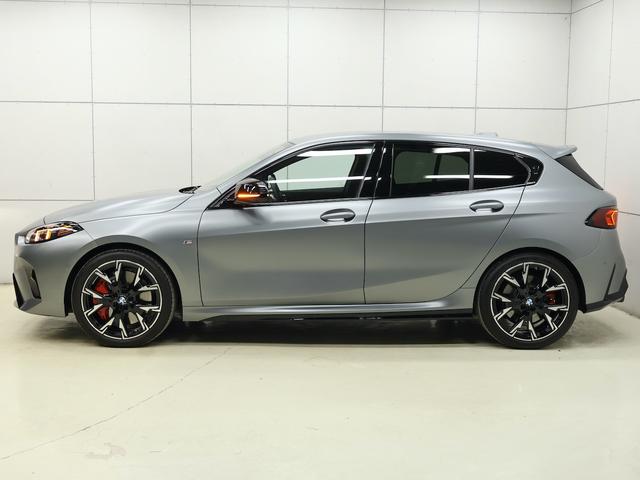 1シリーズ M135 xDrive ・フローズンピュアグレーメタリック・アダプティブMサスペンション・プライバシーガラス・オートマティックトランクリッドオペレーション・スポーツATギアシフトパドル付・ヘッドアップディスプレイ(9枚目)