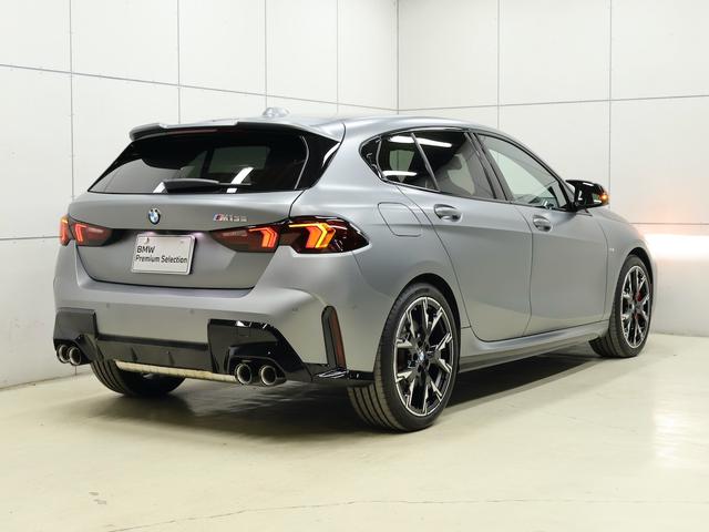 1シリーズ M135 xDrive ・フローズンピュアグレーメタリック・アダプティブMサスペンション・プライバシーガラス・オートマティックトランクリッドオペレーション・スポーツATギアシフトパドル付・ヘッドアップディスプレイ(10枚目)