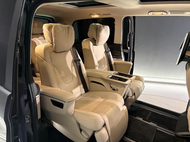 Ｖクラス Ｖ２２０ｄアバンギャルドロングＡＭＧラインパッケージ　エクスクルーシブシートパッケージ　ＡＭＧラインエクステリア（サイドスカート）パノラミックスライディングルーフ　エクスクルーシブシート　ベンチシート（３列目）（11枚目）
