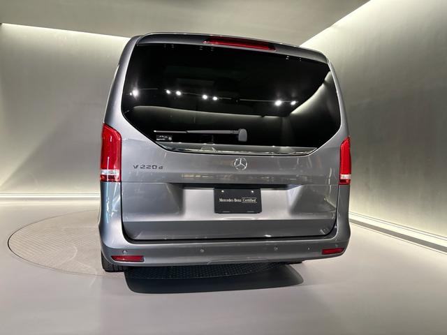 Ｖクラス Ｖ２２０ｄアバンギャルドロングＡＭＧラインパッケージ　エクスクルーシブシートパッケージ　ＡＭＧラインエクステリア（サイドスカート）パノラミックスライディングルーフ　エクスクルーシブシート　ベンチシート（３列目）（22枚目）