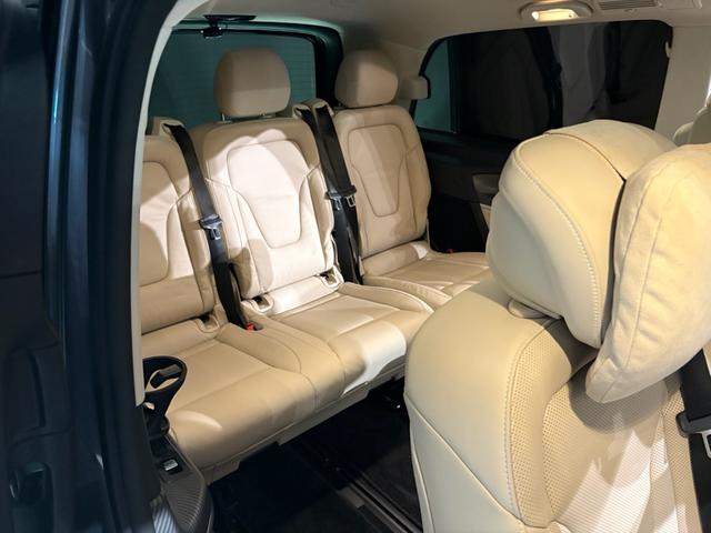 Ｖクラス Ｖ２２０ｄアバンギャルドロングＡＭＧラインパッケージ　エクスクルーシブシートパッケージ　ＡＭＧラインエクステリア（サイドスカート）パノラミックスライディングルーフ　エクスクルーシブシート　ベンチシート（３列目）（32枚目）