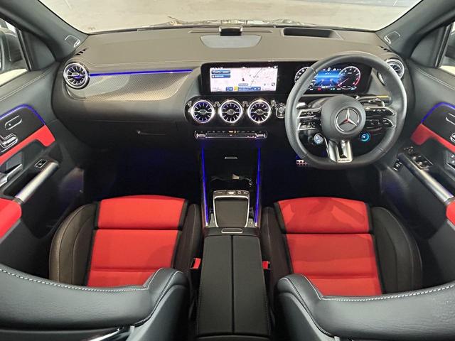 GLAクラス GLA35 4マチック AMGパフォーマンスパッケージ/アドバンスドパッケージ/弊社デモカー/パノラミックスライディングルーフ/ヘッドアップディスプレイ/360°カメラ/ブルメスター/本革レッドシート/純正ドライブレコーダー(5枚目)