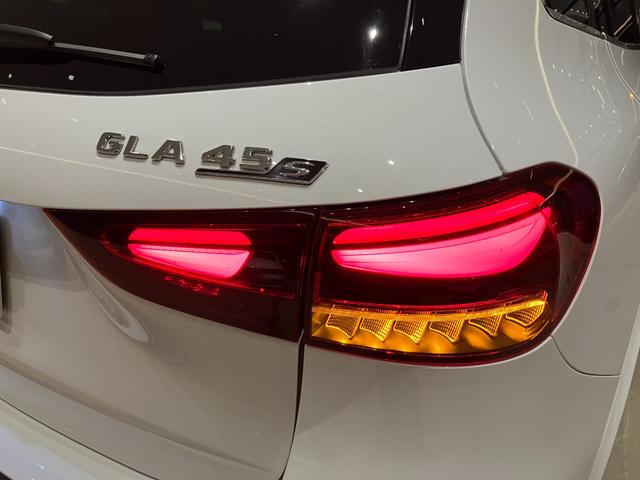 GLAクラス GLA45 S 4マチック+ 弊社デモカー/後期モデル/赤内装/アドバンスドP/AMGパフォーマンスP/パノラマサンルーフ/シートヒーター/ベンチレーター/本革シート/メモリー付きパワーシート/HUD/ブルメスター/禁煙/記録簿(43枚目)
