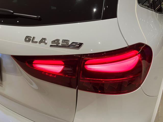 GLAクラス GLA45 S 4マチック+ 弊社デモカー/後期モデル/赤内装/アドバンスドP/AMGパフォーマンスP/パノラマサンルーフ/シートヒーター/ベンチレーター/本革シート/メモリー付きパワーシート/HUD/ブルメスター/禁煙/記録簿(44枚目)