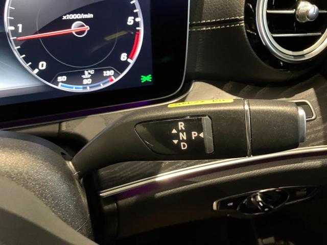 納車前整備はメーカー規定に基づき併設工場で入念に行います。メルセデス・ベンツ指定のツールと技術を用い、メーカーの研修を受けたメカニックがお客様のお車を整備いたします。神奈川運輸支局指定整備工場です。