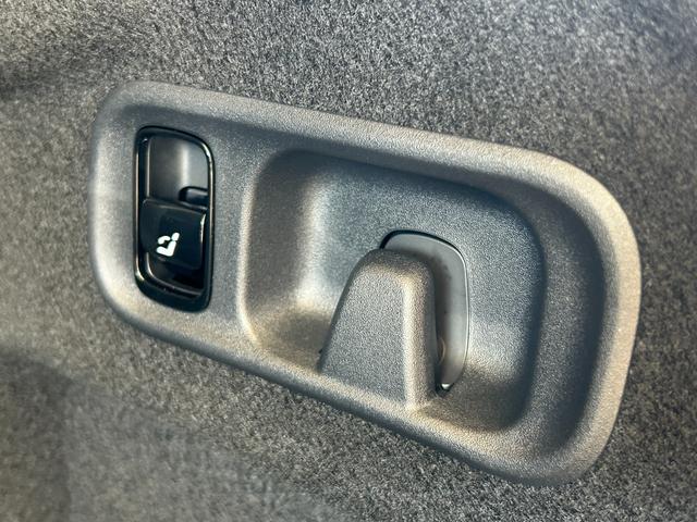 Cクラス C200 ラグジュアリー 弊社デモカー/リアアクスルステアリング/ヘッドアップディスプレイ/360°カメラ/ブルメスタースピーカー/メモリー付き電動パワーシート/シートヒーター/シートエアコン/純正ドライブレコーダ(45枚目)