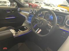 納車前整備はメーカー規定に基づき併設工場で入念に行います。メルセデス・ベンツ指定のツールと技術を用い、メーカーの研修を受けたメカニックがお客様のお車を整備いたします。神奈川運輸支局指定整備工場です。 4