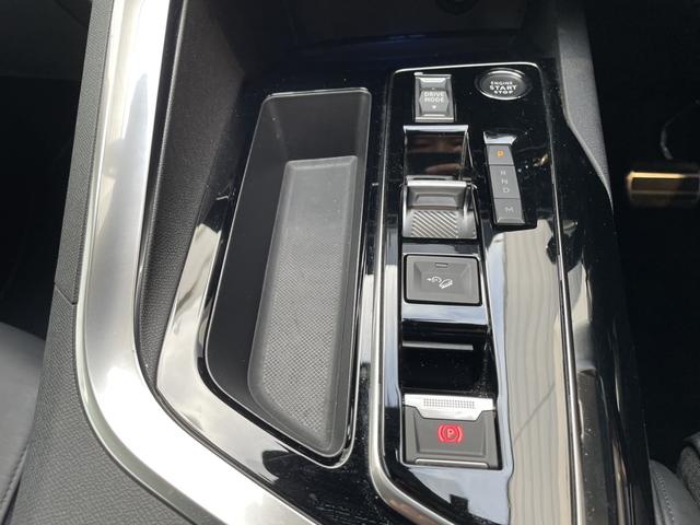 ３００８ ＧＴ　エグゼクティブエディション　ブラックナッパレザーシート　２２５／５５　Ｒ１８タイヤ　１２０台限定販売　３６０°ビジョン付きパークアシスト　１．６Ｌ　直列４気筒ターボエンジン　フルＬＥＤヘッドライト　スタティックコーナリングライト（15枚目）