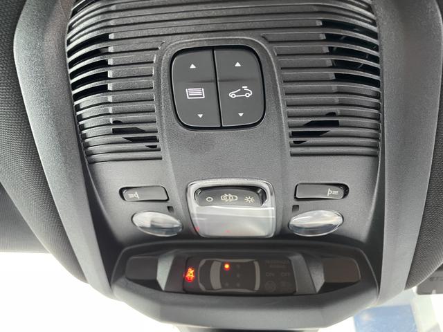 ３００８ ＧＴ　エグゼクティブエディション　ブラックナッパレザーシート　２２５／５５　Ｒ１８タイヤ　１２０台限定販売　３６０°ビジョン付きパークアシスト　１．６Ｌ　直列４気筒ターボエンジン　フルＬＥＤヘッドライト　スタティックコーナリングライト（18枚目）