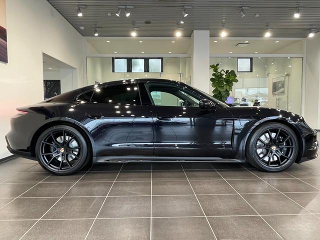 タイカン タイカンGTS 認中/左ハンドル/後期モデル/パノラマルーフ/21インチスパイダーAW/リアアクスルステアリング/GTSインテリアPKG/HDマトリクスヘッドライト/アクティブレーンキープ/PSCBハイグロス塗装(3枚目)