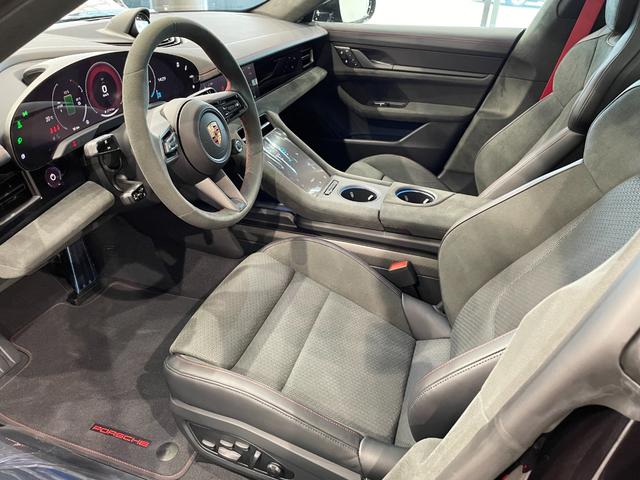 タイカン タイカンGTS 認中/左ハンドル/後期モデル/パノラマルーフ/21インチスパイダーAW/リアアクスルステアリング/GTSインテリアPKG/HDマトリクスヘッドライト/アクティブレーンキープ/PSCBハイグロス塗装(14枚目)