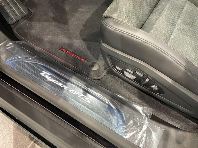 タイカン タイカンGTS 認中/左ハンドル/後期モデル/パノラマルーフ/21インチスパイダーAW/リアアクスルステアリング/GTSインテリアPKG/HDマトリクスヘッドライト/アクティブレーンキープ/PSCBハイグロス塗装(16枚目)