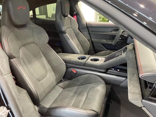 タイカン タイカンGTS 認中/左ハンドル/後期モデル/パノラマルーフ/21インチスパイダーAW/リアアクスルステアリング/GTSインテリアPKG/HDマトリクスヘッドライト/アクティブレーンキープ/PSCBハイグロス塗装(20枚目)