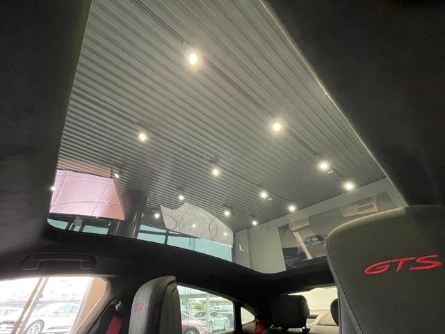 タイカン タイカンGTS 認中/左ハンドル/後期モデル/パノラマルーフ/21インチスパイダーAW/リアアクスルステアリング/GTSインテリアPKG/HDマトリクスヘッドライト/アクティブレーンキープ/PSCBハイグロス塗装(29枚目)