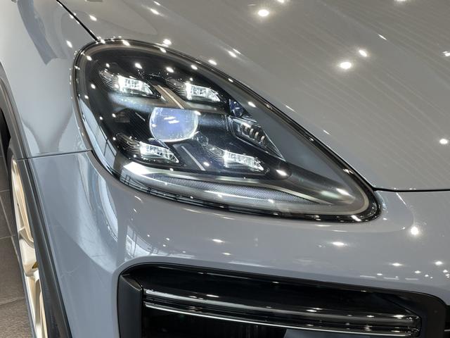 カイエンクーペ カイエンターボGT クーペ 認中/GTインテリアパッケージ/ソフトクローズドア/BOSEサウンドシステム/アクティブレーンキープ 4WD バックカメラ ハーフレザーシート サンルーフ 全周囲カメラ 電動リアゲート シートヒーター(8枚目)