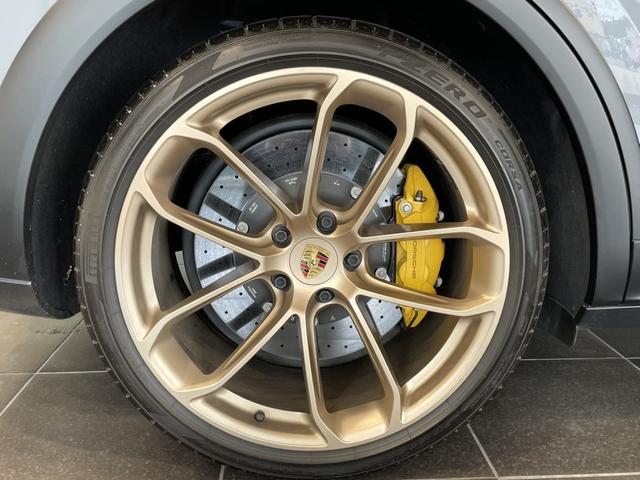 カイエンクーペ カイエンターボGT クーペ 認中/GTインテリアパッケージ/ソフトクローズドア/BOSEサウンドシステム/アクティブレーンキープ 4WD バックカメラ ハーフレザーシート サンルーフ 全周囲カメラ 電動リアゲート シートヒーター(10枚目)