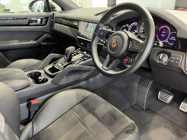 カイエンクーペ カイエンターボGT クーペ 認中/GTインテリアパッケージ/ソフトクローズドア/BOSEサウンドシステム/アクティブレーンキープ 4WD バックカメラ ハーフレザーシート サンルーフ 全周囲カメラ 電動リアゲート シートヒーター(14枚目)