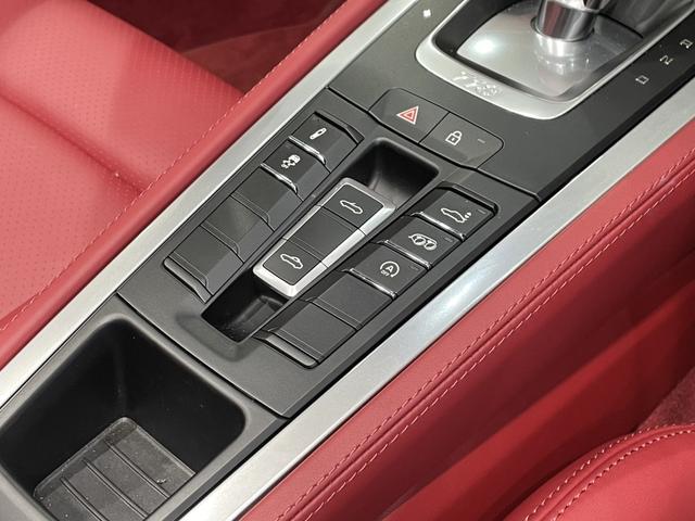 718ボクスター 718ボクスターGTS 4.0 認中/PASMスポーツ/スポーツエグゾースト/スポーツクロノ/LEDヘッドライト/フルレザー/ACC/レーンチェンジアシスト/オートエアコン/ドアレバー&ルーフハイグロスブラック(22枚目)