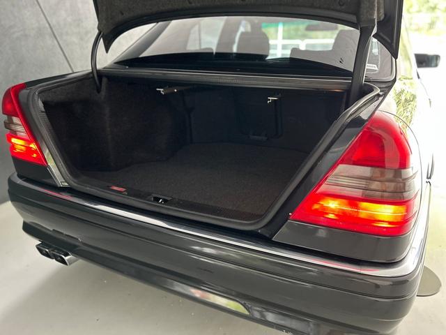 Ｃクラス Ｃ３６　４人乗り　禁煙車　サンルーフ　フロアＭＴモード付４ＡＴ　本革シート　電動シート　シートヒーター　キーレス　ＥＴＣ　横滑り防止装置（18枚目）