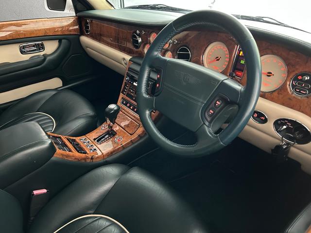 アルナージ レッドレーベル　正規ディーラー車　右ハンドル　禁煙車　フロアＭＴモード付４ＡＴ　横滑り防止装置　ドライブレコーダー　ＥＴＣ　過給器設定モデル　本革シート　シートヒーター　電動シート　アルミホイール　キーレス（5枚目）
