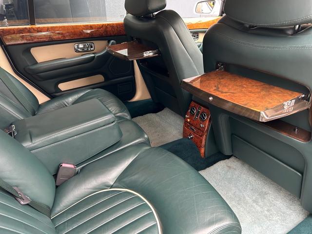 アルナージ レッドレーベル　正規ディーラー車　右ハンドル　禁煙車　フロアＭＴモード付４ＡＴ　横滑り防止装置　ドライブレコーダー　ＥＴＣ　過給器設定モデル　本革シート　シートヒーター　電動シート　アルミホイール　キーレス（10枚目）