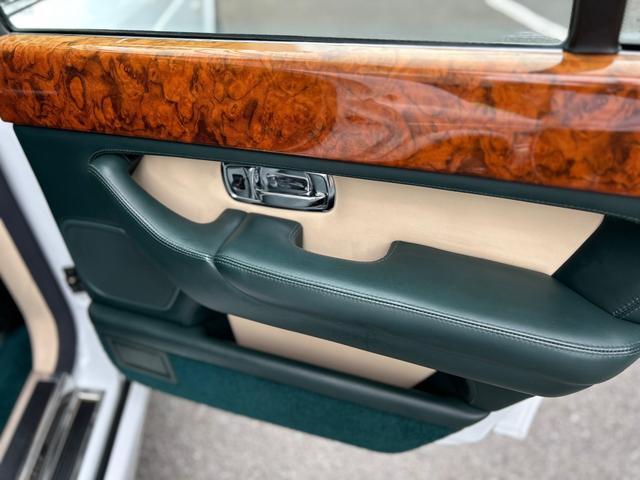 アルナージ レッドレーベル　正規ディーラー車　右ハンドル　禁煙車　フロアＭＴモード付４ＡＴ　横滑り防止装置　ドライブレコーダー　ＥＴＣ　過給器設定モデル　本革シート　シートヒーター　電動シート　アルミホイール　キーレス（17枚目）